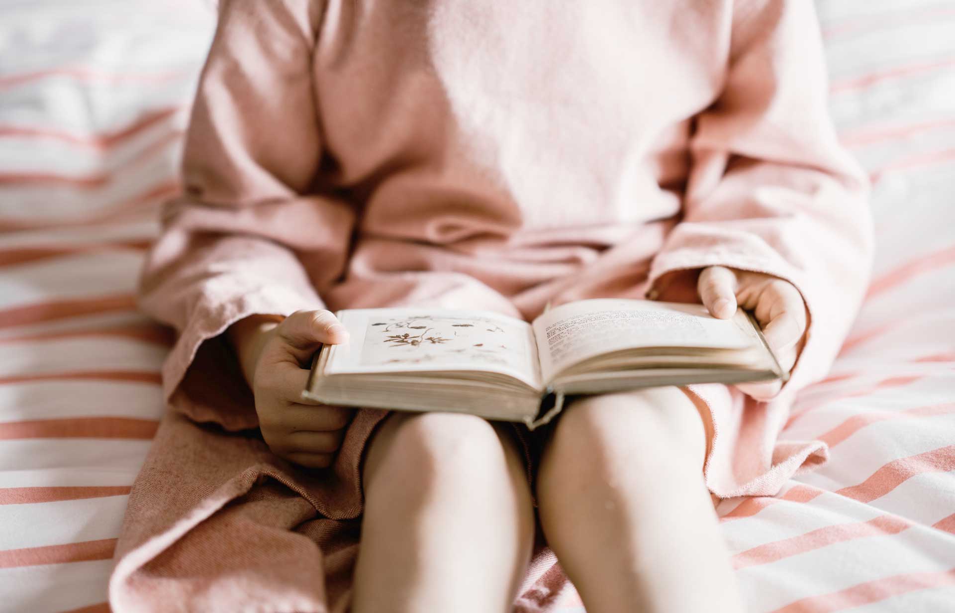 persona leyendo libro - Orden en el dormitorio